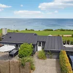 2 Bedroom Cozy In Holiday home